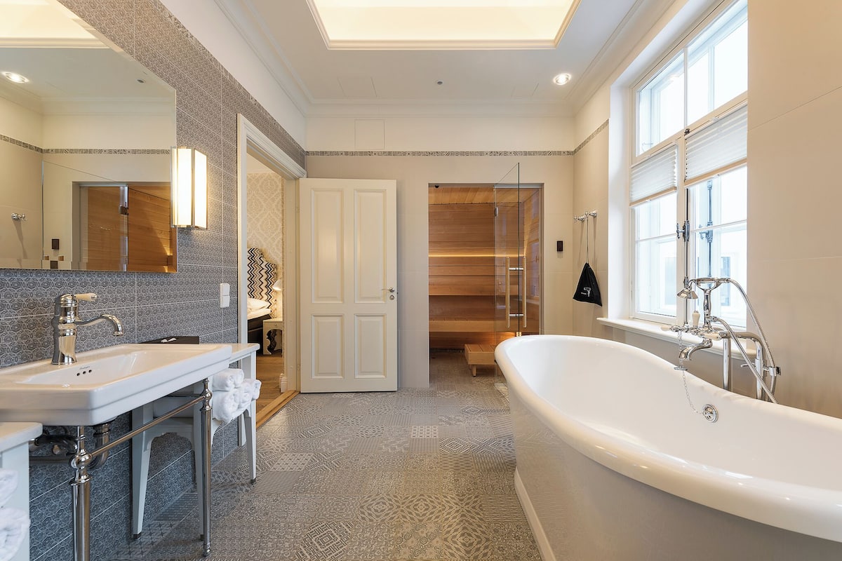 luxury apartment | 1 bedroom, hypo-allergenic bedding, minibar, in-room safe