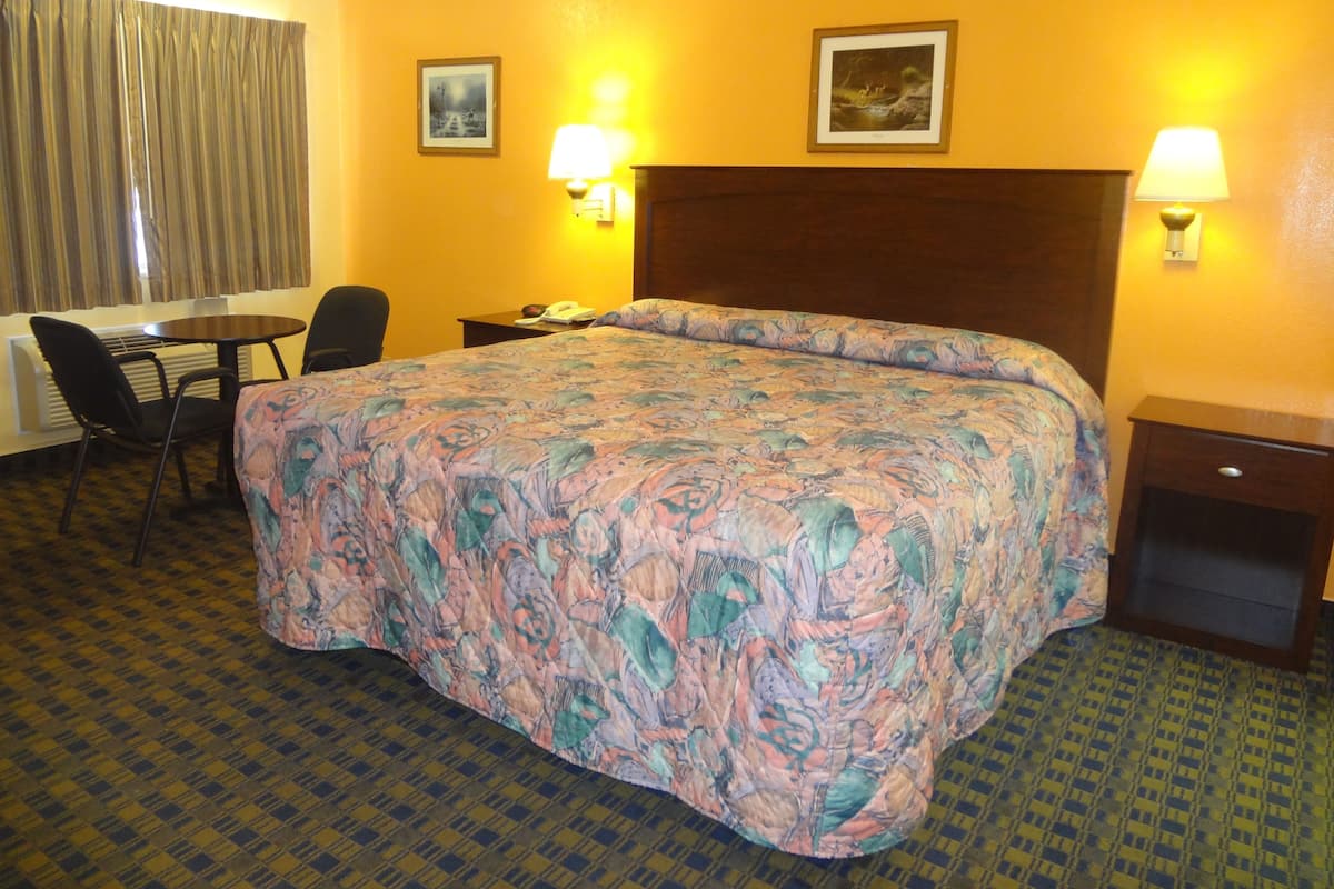 Premium bedding, desk, iron/ironing board, free WiFi