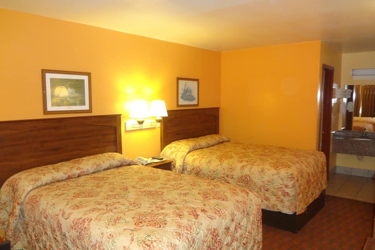 Premium bedding, desk, iron/ironing board, free WiFi