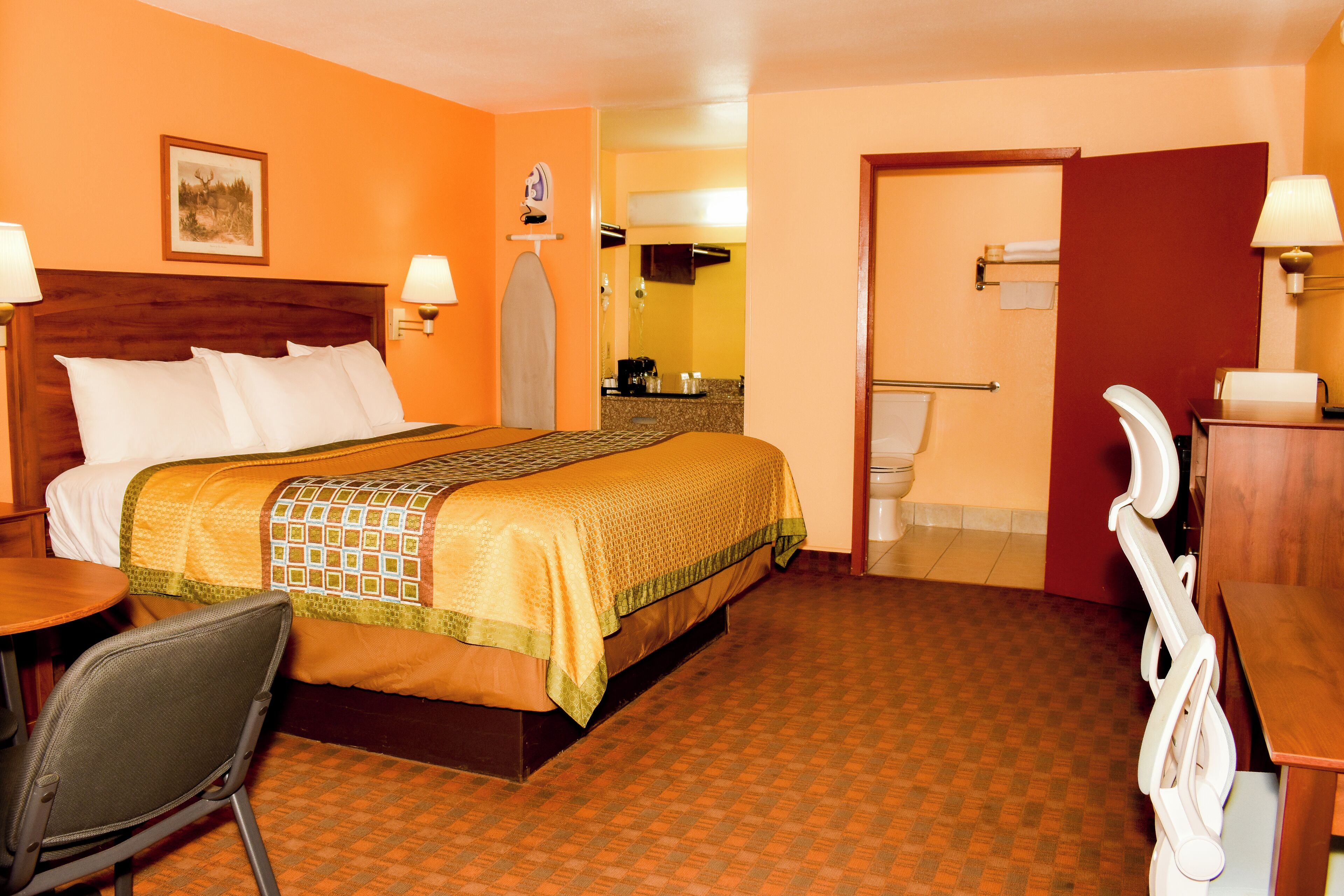 客房, 1 张特大床, 无烟房 | 高档床上用品、办公桌、熨斗/熨衣板、免费 WiFi