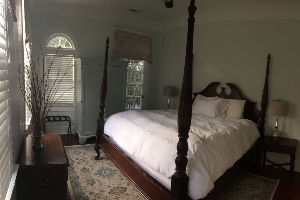 Deluxe Suite, 1 King Bed, River View | Premium bedding, iron/ironing board, free WiFi