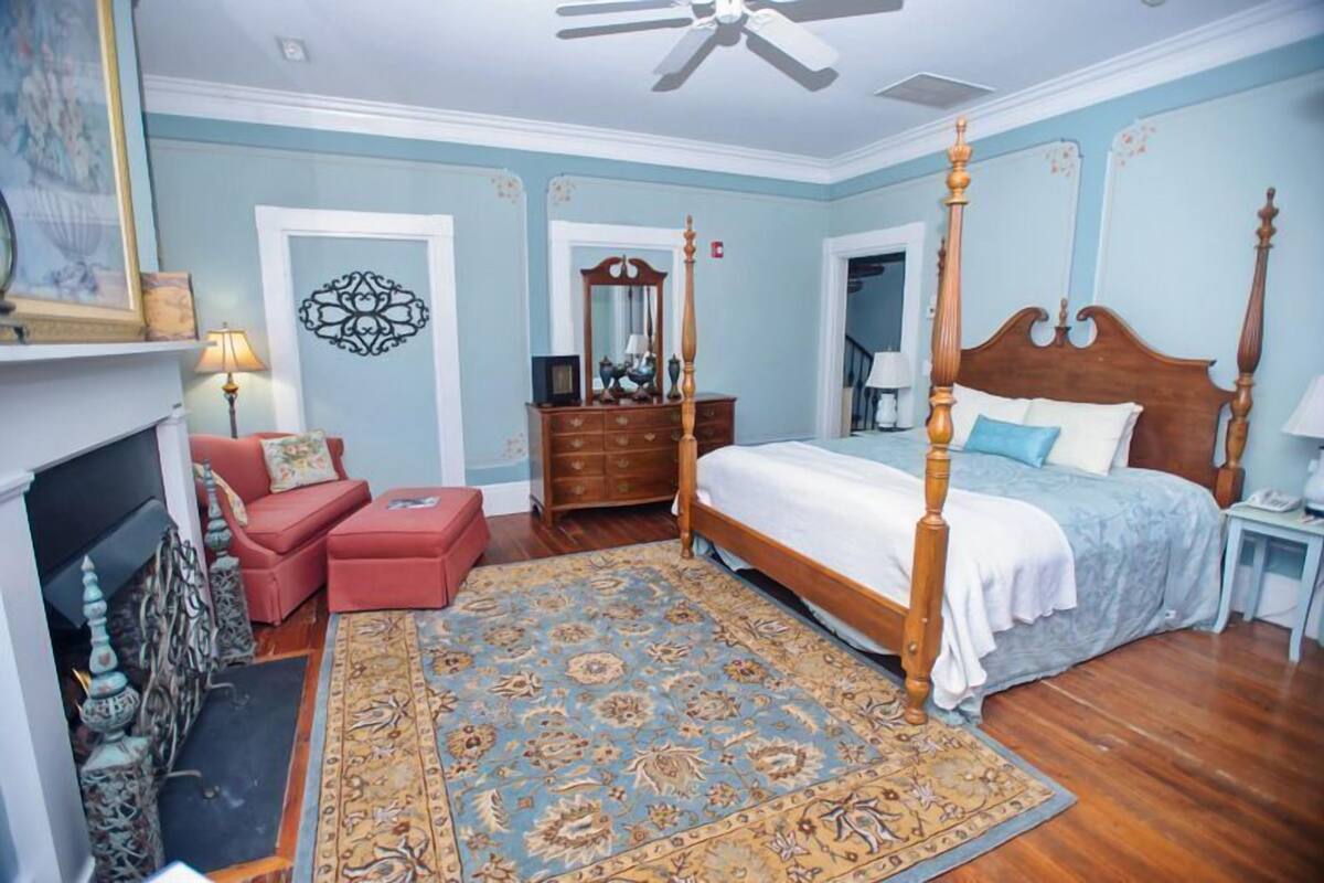 Panoramic Suite, 1 King Bed, Jetted Tub, River View | Premium bedding, iron/ironing board, free WiFi