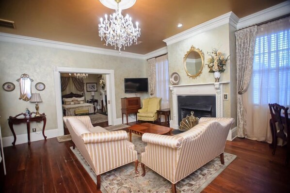 Suite Royale, 1 grand lit, bain à remous, vue fleuve