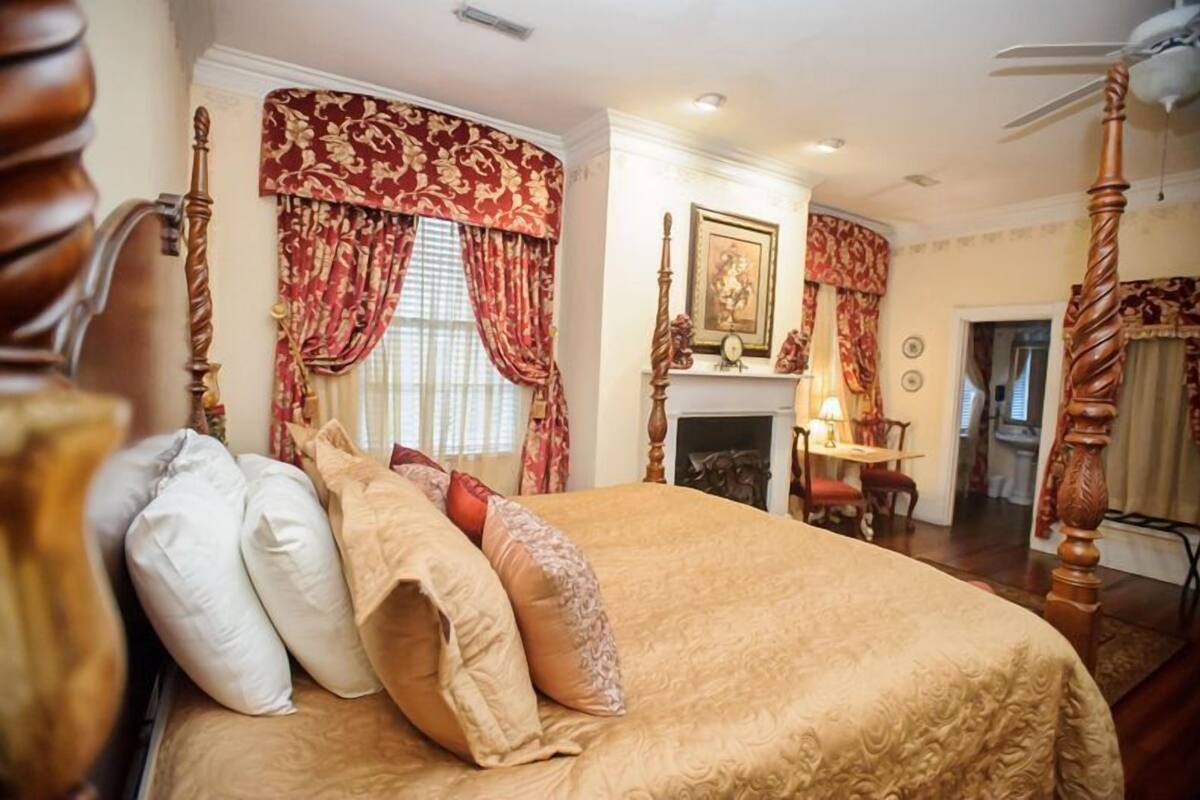 Executive Suite, 1 King Bed, Jetted Tub | Premium bedding, iron/ironing board, free WiFi