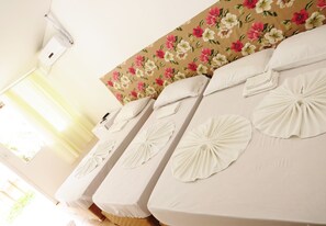 Quadruple Room | Minibar, blackout curtains, iron/ironing board, free rollaway beds - Hotel Pousada Jardim das Flores (Penha)