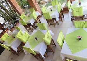Free daily buffet breakfast  - Hotel Pousada Jardim das Flores (Penha)