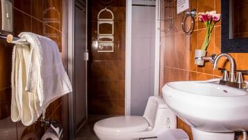 Chambre Double, 1 lit double, terrasse | Salle de bain | Douche, articles de toilette gratuits, serviettes fournies