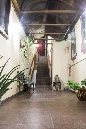 Vista frontal de la propiedad