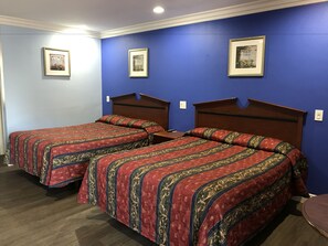 Habitación individual estándar, 2 camas Queen size, vista al patio | 1 habitación, escritorio y espacio para trabajar con laptop 