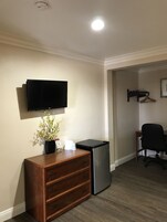 Standard Single Room, 1 Bedroom, Courtyard View | Mini-refrigerator