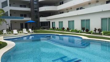 Piscina externa, espreguiçadeiras