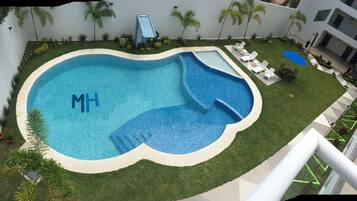 Piscina externa, espreguiçadeiras