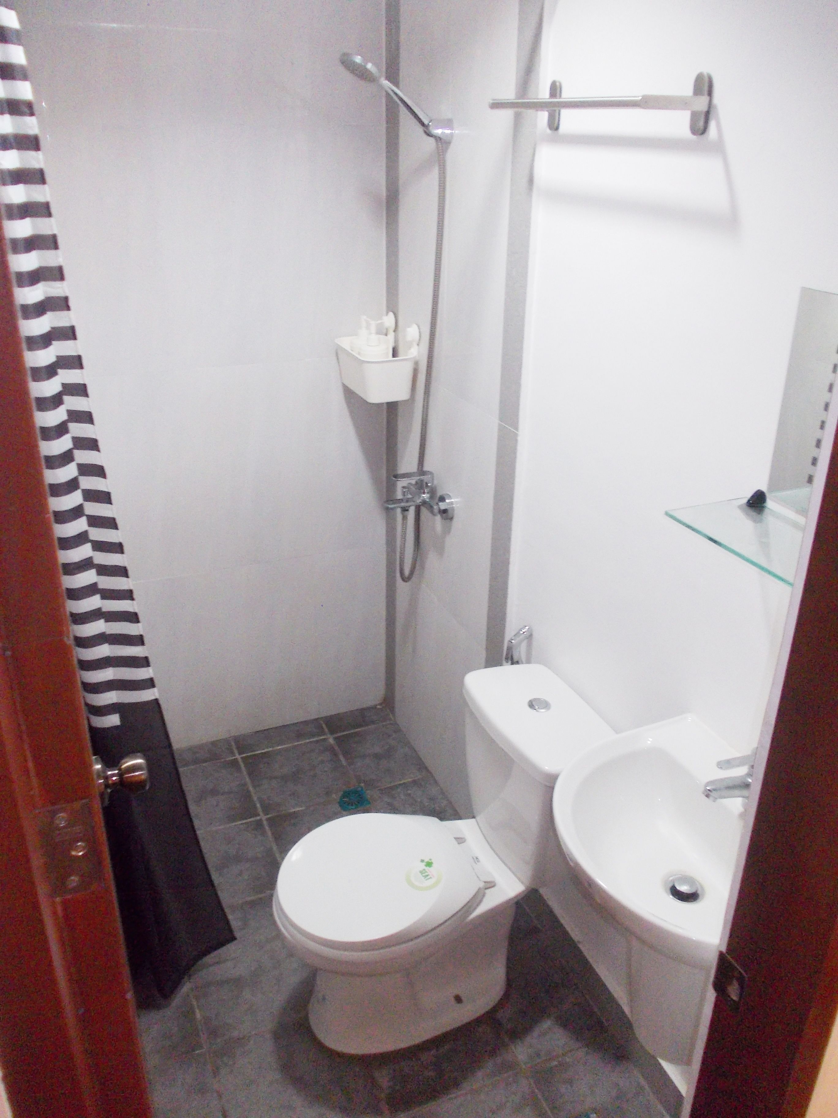 deluxe triple room, 2 double beds, hill view | bathroom | shower, free toiletries, towels