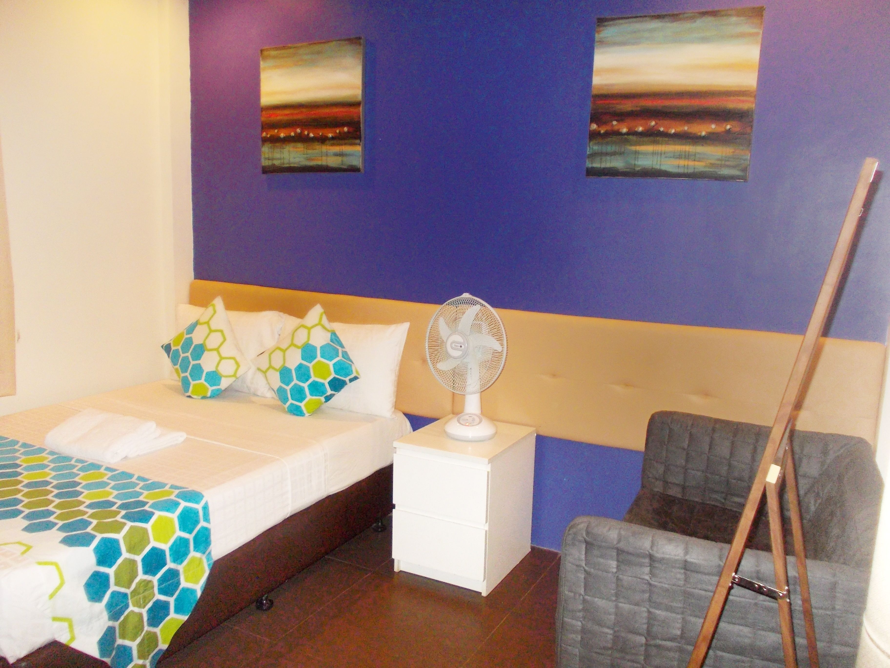 standard room | desk, rollaway beds