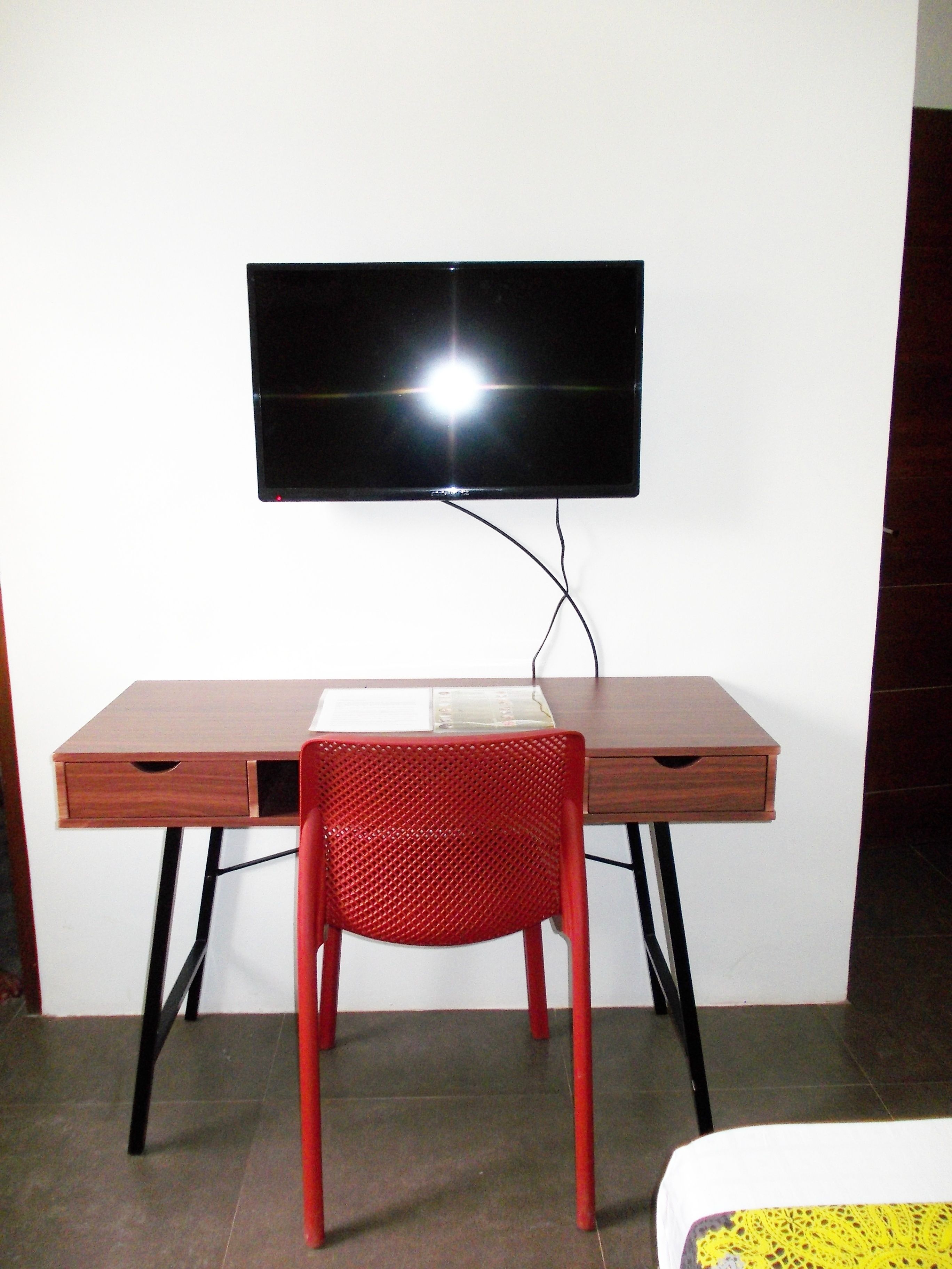 deluxe double room, 1 queen bed, hill view | room amenity