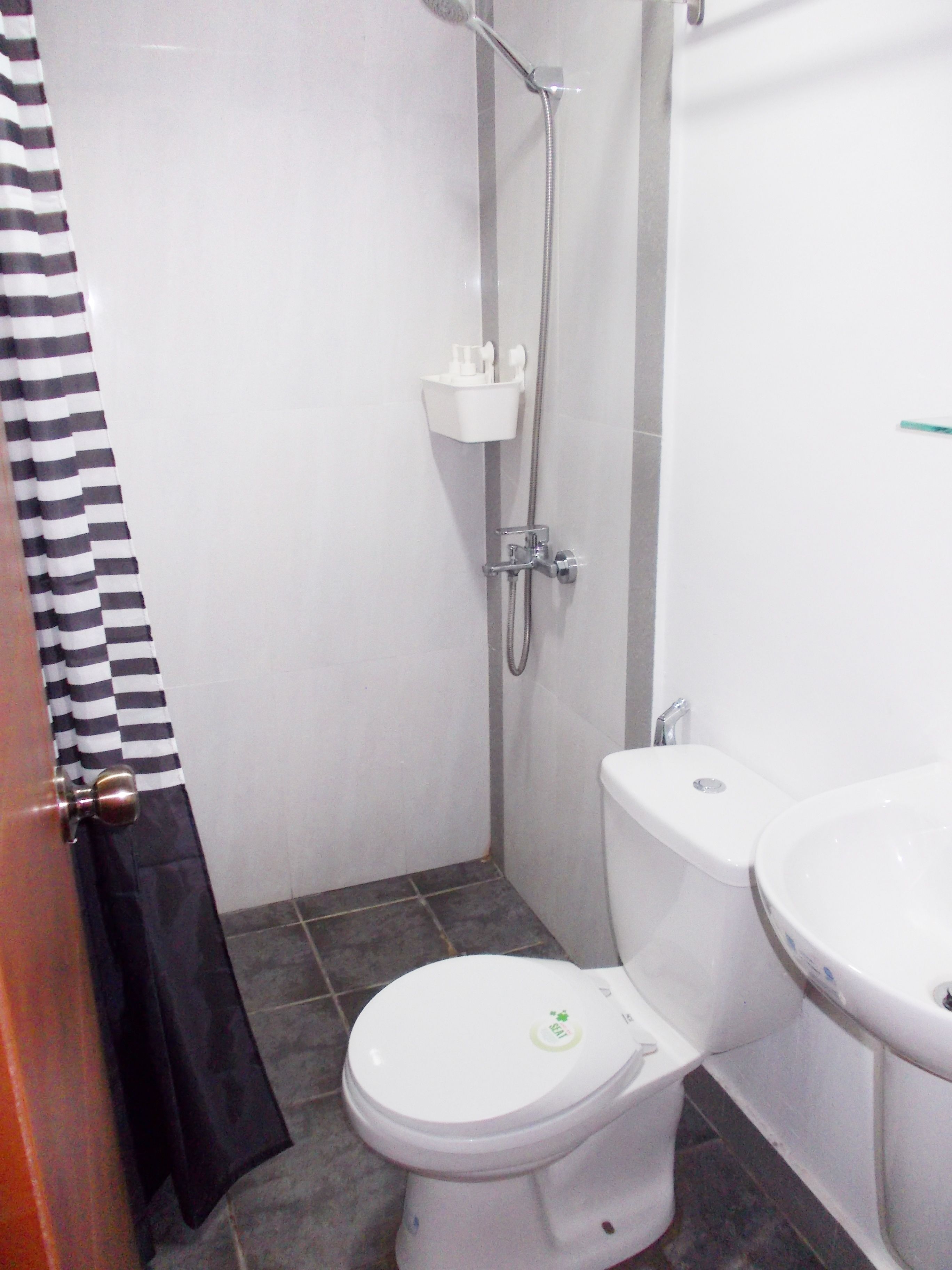 deluxe double room, 1 queen bed, hill view | bathroom shower