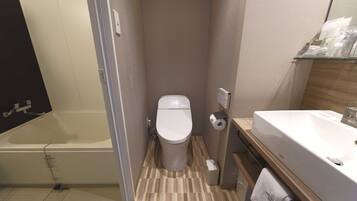 Un baño pequeño con inodoro, lavabo y bañera.