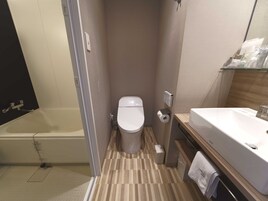 Un baño pequeño con inodoro, lavabo y bañera.