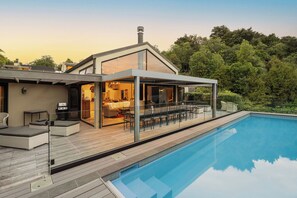 Seasonal outdoor pool, pool umbrellas, pool loungers - The Point Villas (Taupo)