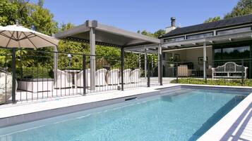Una piscina al aire libre de temporada