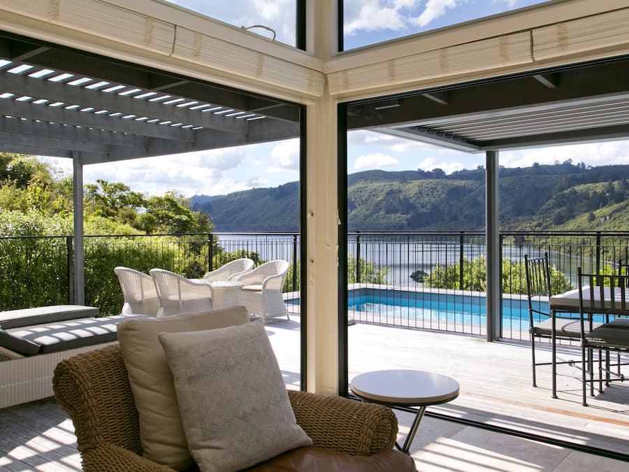 Luxury-Villa, 2 Schlafzimmer, eigener Pool (Tatamoana) | Wohnbereich | Flachbildfernseher, Kamin, DVD-Player, Pay-TV