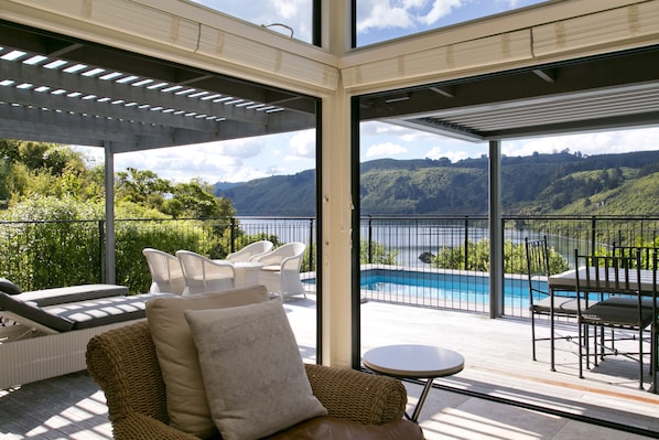 Luksushuvila, 2 makuuhuonetta, yksityinen uima-allas (Tatamoana) | Oleskelualue | Taulutelevisio, takka, DVD-soitin, maksullisia elokuvia