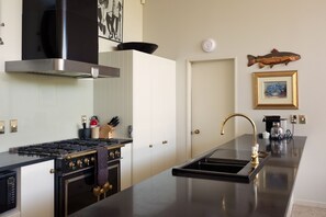 Täysikokoinen jääkaappi, mikroaaltouuni, uuni, liesi