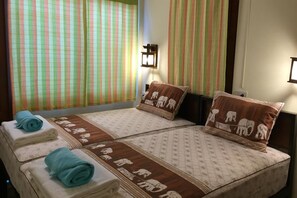 Private AC Room | デスク、WiFi (無料)、ベッドシーツ