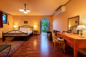 Superior Room | Meja kerja, Wi-Fi gratis, dan seprai linen