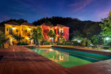 Una piscina al aire libre