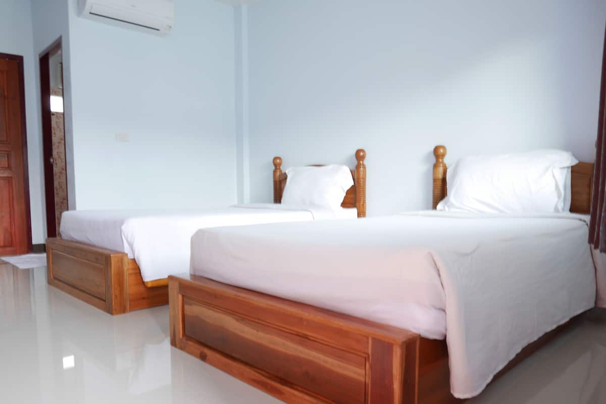 Standard Twin Room | Desk, free WiFi, bed sheets