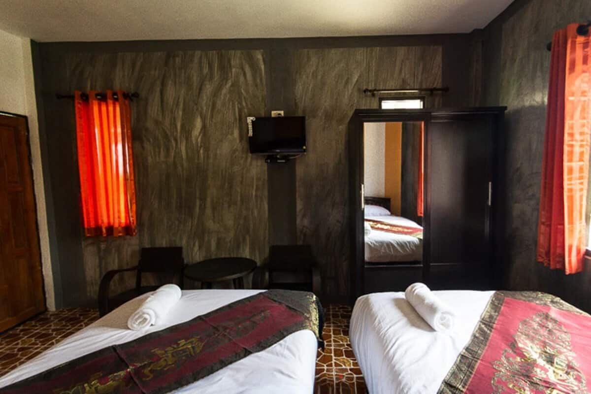 Desk, rollaway beds, free WiFi