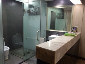 Deluxe Double Room | Bathroom | Shower, free toiletries, hair dryer, slippers