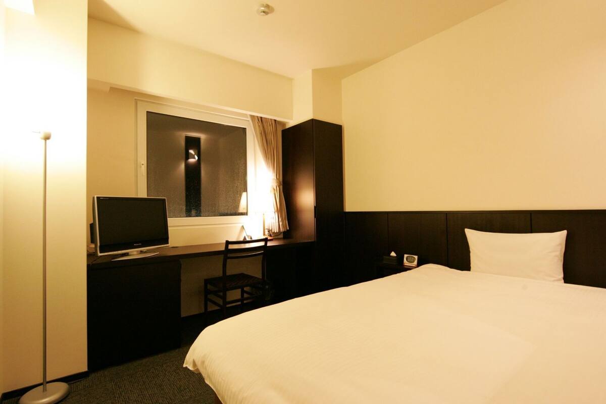 Desk, blackout drapes, free WiFi, bed sheets