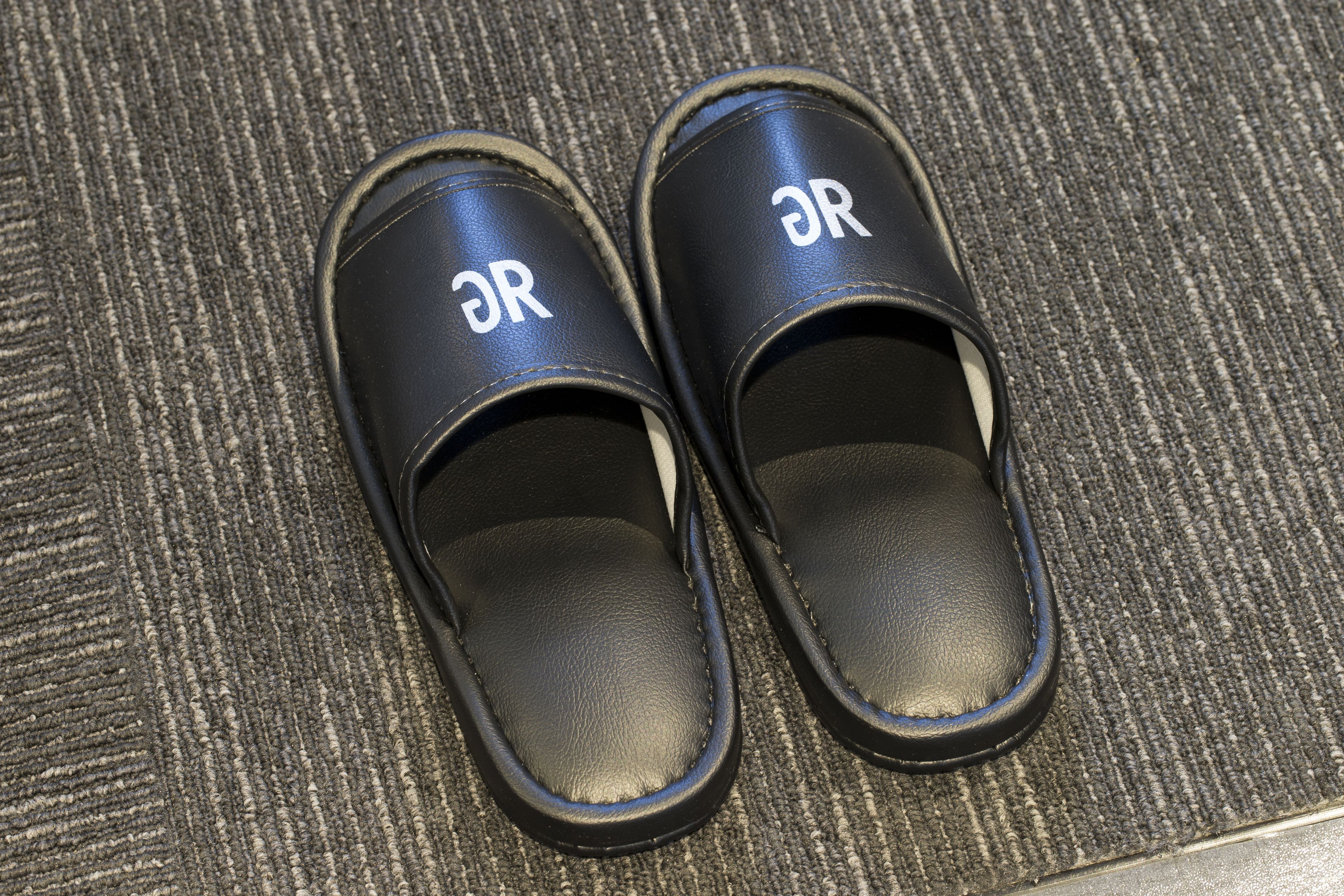 Un par de zapatillas negras con letras blancas en la parte superior.