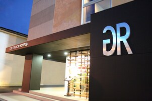Fachada de la propiedad por la tarde o noche