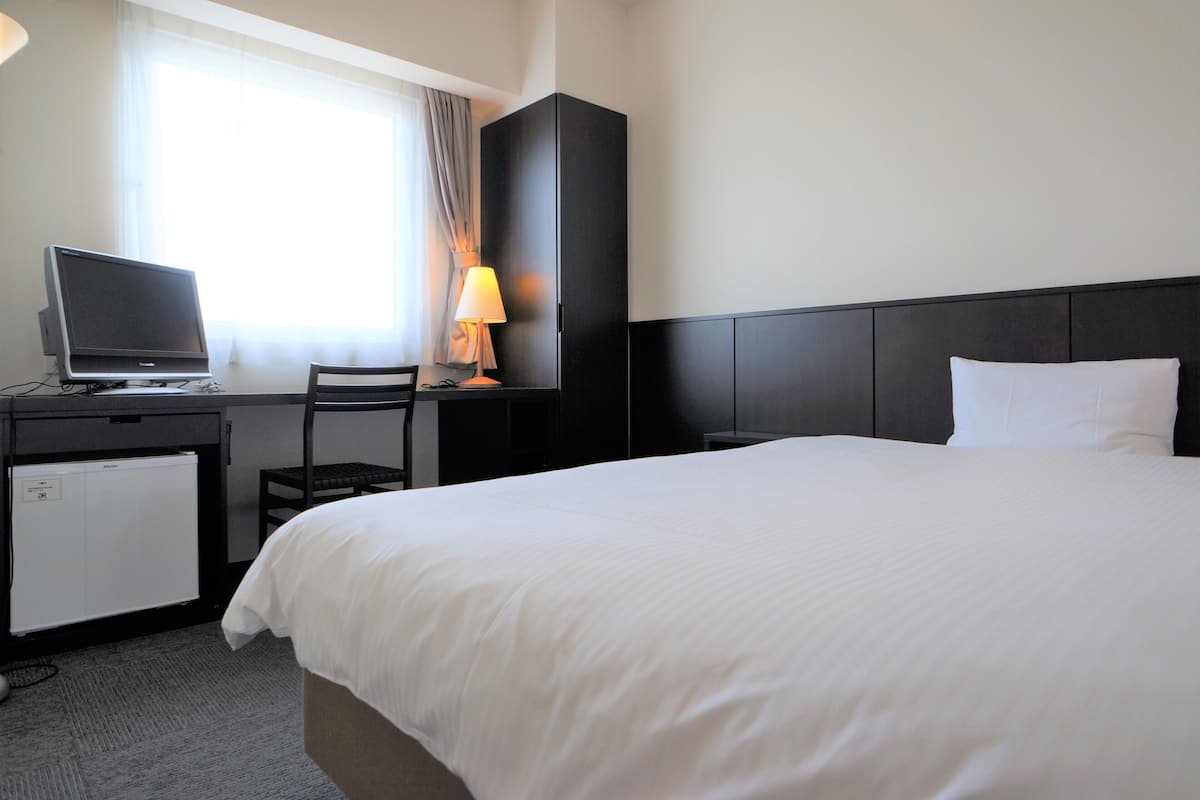 Bureau, rideaux occultants, Wi-Fi gratuit, draps fournis