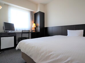 Desk, blackout drapes, free WiFi, bed sheets - Green Rich Hotel Tosu Ekimae (Tosu)