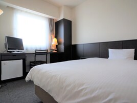 Desk, blackout drapes, free WiFi, bed sheets