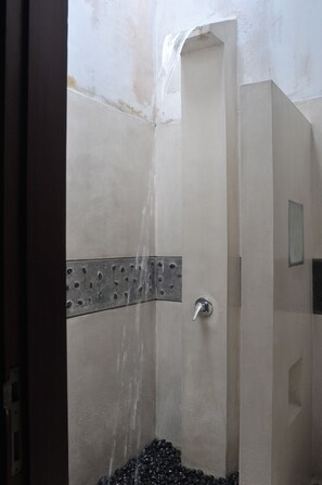 Villa, 2 habitaciones, alberca privada | Baño | Regadera, amenidades de baño gratuitas, toallas 