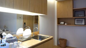 デラックス ルーム 1 ベッドルーム 専用バスルーム シティビュー | 専用簡易キッチン | コーヒー / ティーメーカー、冷蔵庫、電気ポット