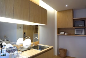 Habitación Deluxe, 1 habitación, baño privado, vista a la ciudad | Cocineta privada | Refrigerador, cafetera y tetera y tetera eléctrica