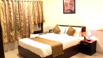 Egyptian cotton sheets, premium bedding, minibar, desk