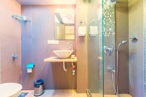 Kamar | Kamar mandi | Shower, perlengkapan mandi gratis, pengering rambut, dan sandal