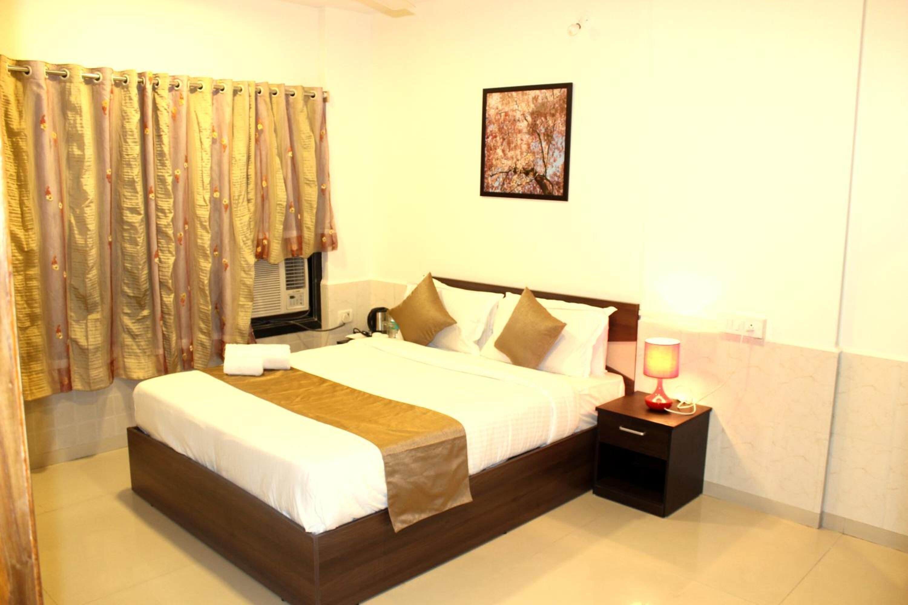 Egyptian cotton sheets, premium bedding, minibar, desk