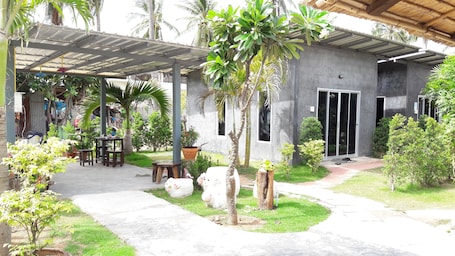 Exterior. Baan Kiengtalay Samroiyod