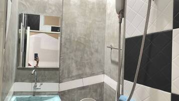 Standard Room with Air and Balcony | Bathroom | Shower, free toiletries, hair dryer, towels