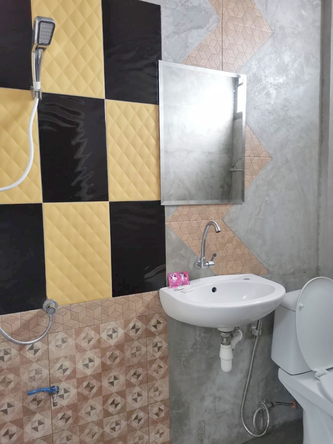 economy room with air con and balcony | bathroom | shower, free toiletries, hair dryer, towels