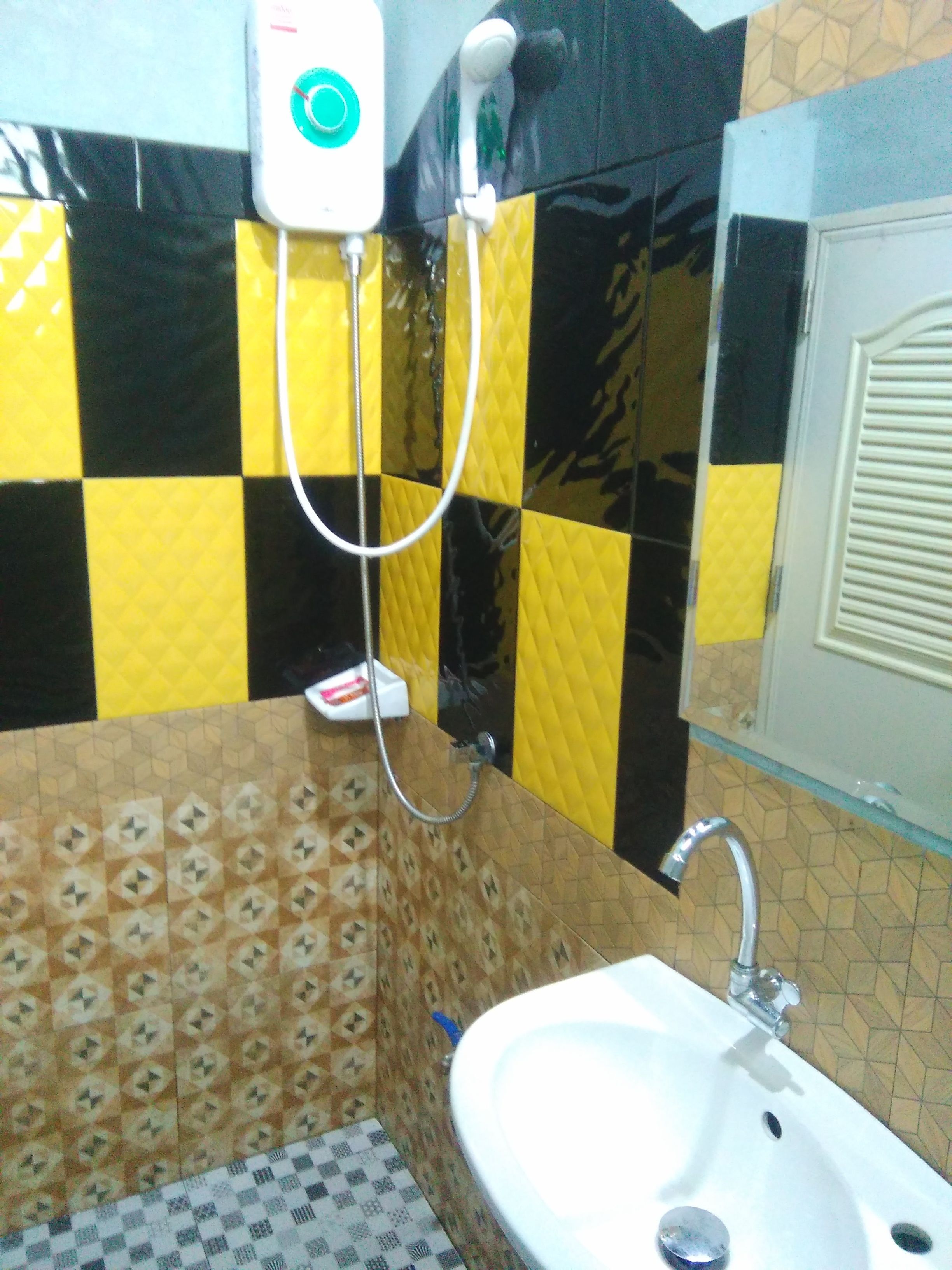 economy room with air con and balcony | bathroom | shower, free toiletries, hair dryer, towels