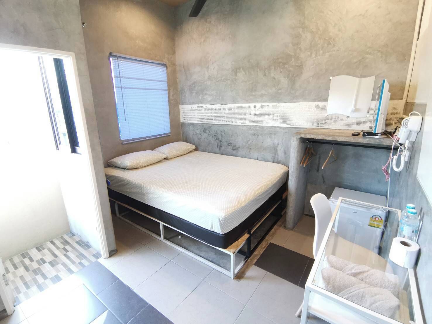 standard room with air and balcony | desk, free wifi, bed sheets